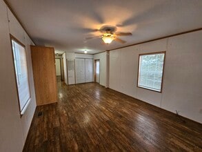 4 Parkview Dr in New Hartford, NY - Foto de edificio - Building Photo