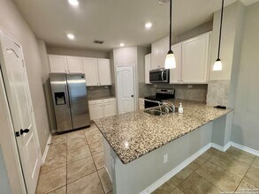 9862 Overlook Canyon in San Antonio, TX - Building Photo - Building Photo