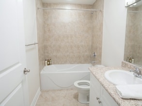 9193A Bathurst St in Richmond Hill, ON - Building Photo - Building Photo