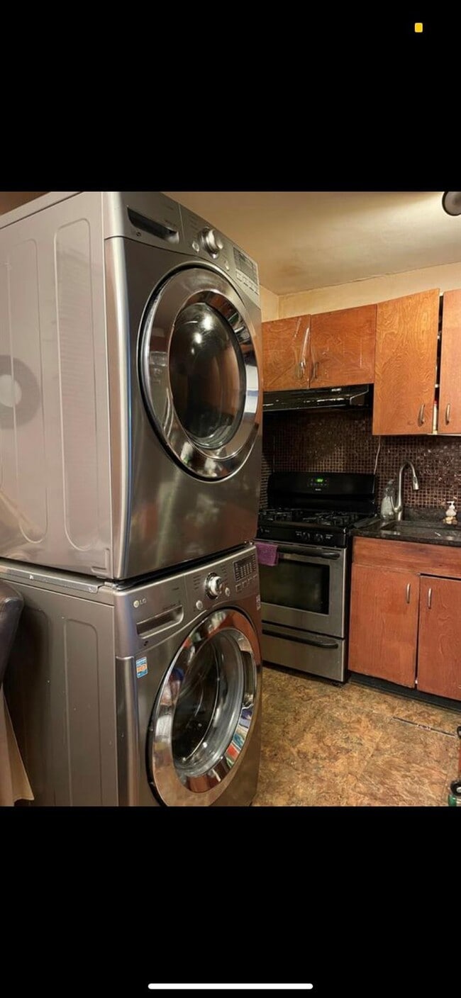 12 Lawrence Dr in White Plains, NY - Building Photo - Building Photo