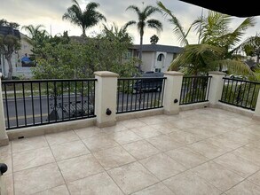 302 Portland Cir, Unit 302 Portland in Huntington Beach, CA - Building Photo - Building Photo