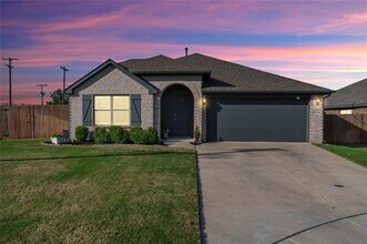 1068 Fairfax Dr in Godley, TX - Building Photo - Building Photo