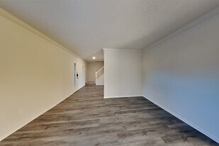 8335 Sparkling Springs Dr in Houston, TX - Building Photo