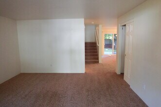 1338 Golden Park Dr in Grants Pass, OR - Foto de edificio - Building Photo