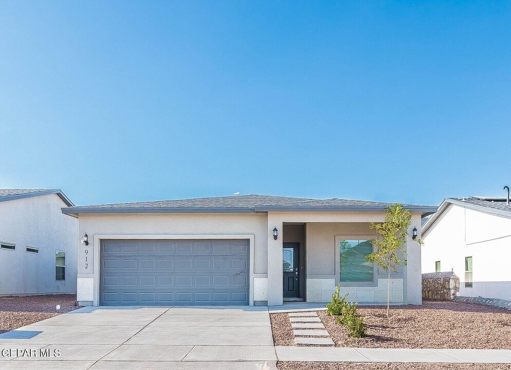 912 Brass Hl Ave in Santa Teresa, NM - Foto de edificio