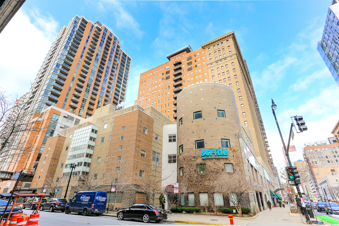 40 E 9th St, Unit 408 in Chicago, IL - Foto de edificio