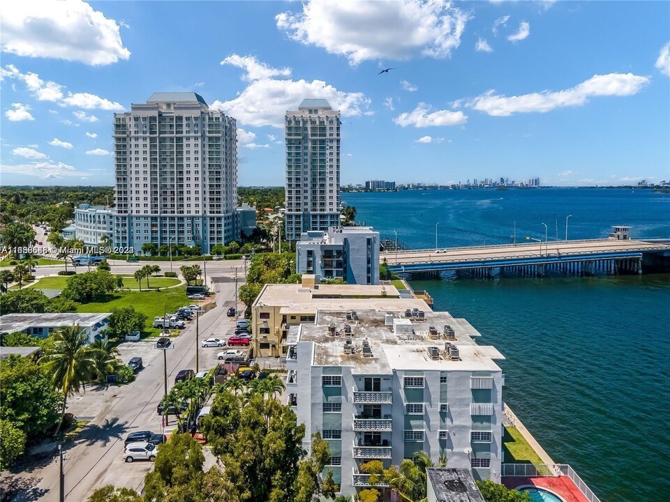 7825 NE Bayshore Ct in Miami, FL - Building Photo