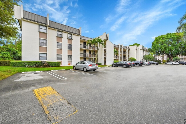 8415 Forest Hills Dr in Coral Springs, FL - Building Photo - Building Photo