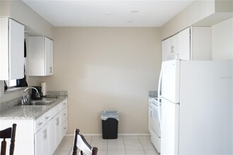 1308 Burbank Ct in Sun City Center, FL - Foto de edificio - Building Photo