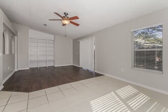 12814 Lake Vista Dr in Gibsonton, FL - Building Photo - Building Photo