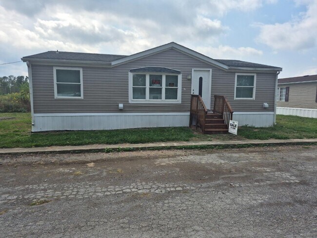 6633 McCartney Rd in Lowellville, OH - Building Photo - Building Photo