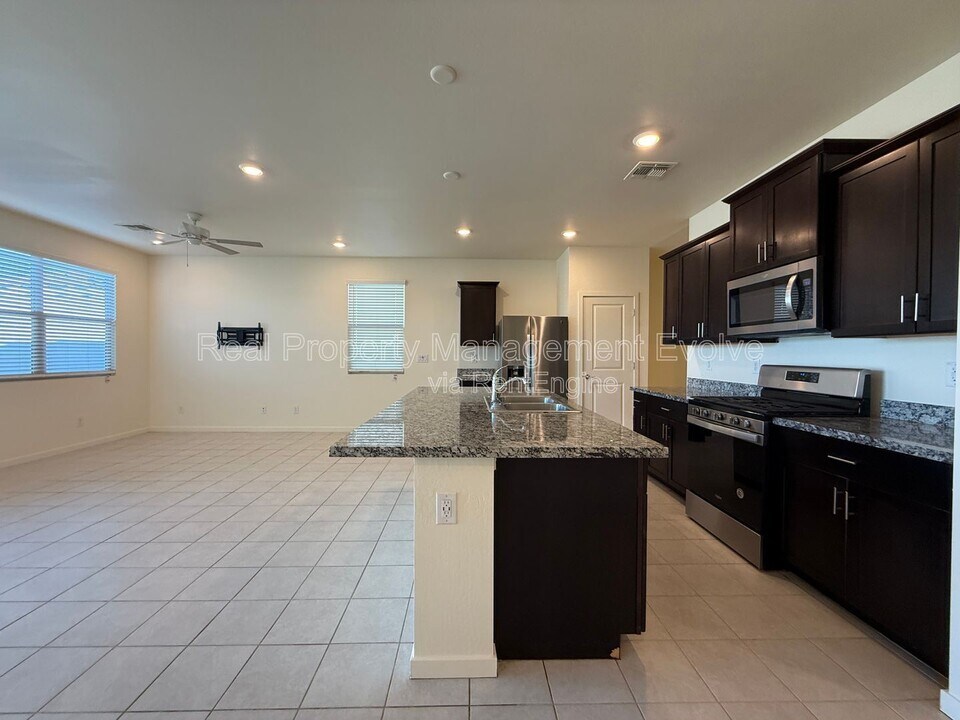 12538 W Orangewood Ave in Glendale, AZ - Building Photo