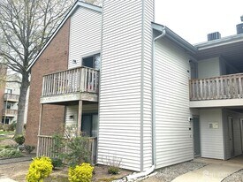 4901 Ravens Crest Dr in Plainsboro, NJ - Building Photo