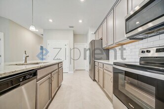 1126 S Town and River Dr in Ft. Myers, FL - Foto de edificio - Building Photo