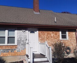 375 Plymouth St in Middleboro, MA - Building Photo