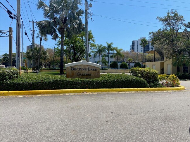 20111 NE 27th Ct in Miami, FL - Building Photo - Building Photo