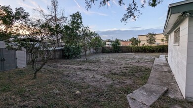 8736 Overlook Dr in Temple Terrace, FL - Foto de edificio - Building Photo