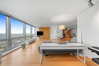 2400 N Lakeview Ave in Chicago, IL - Building Photo - Building Photo