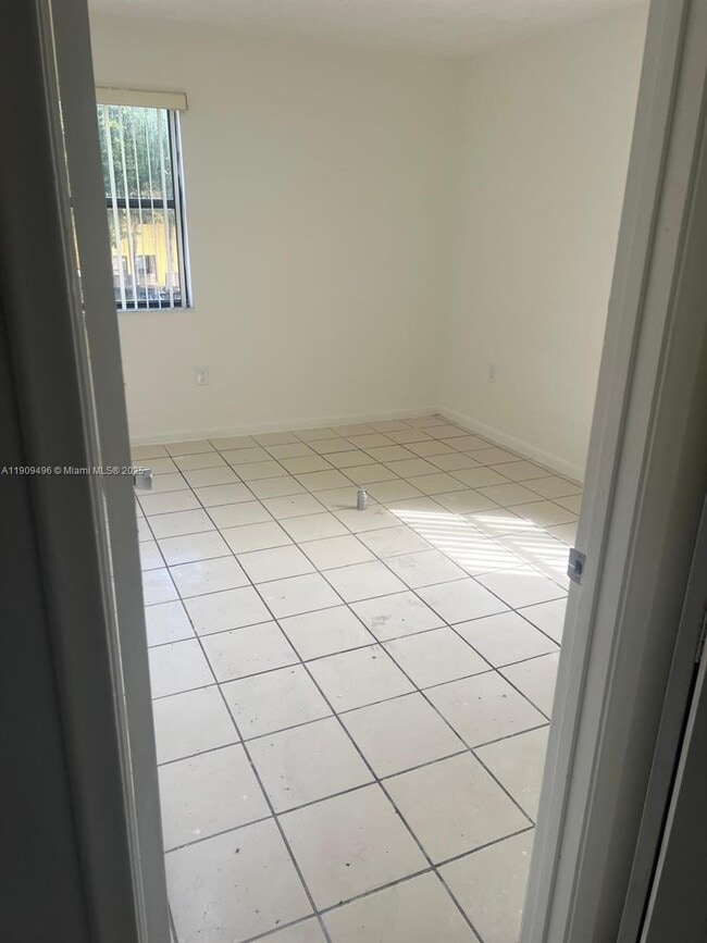 686 NW 114th Ave in Miami, FL - Building Photo - Building Photo