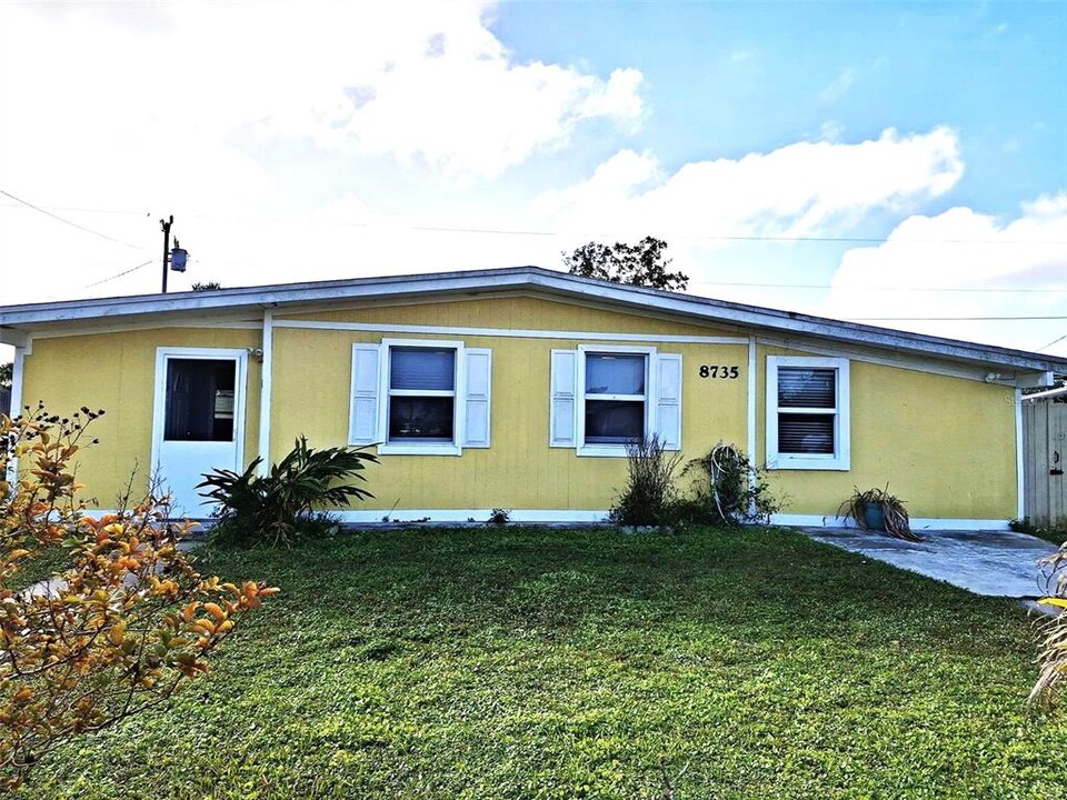 8735 Cristobal Ave in North Port, FL - Building Photo