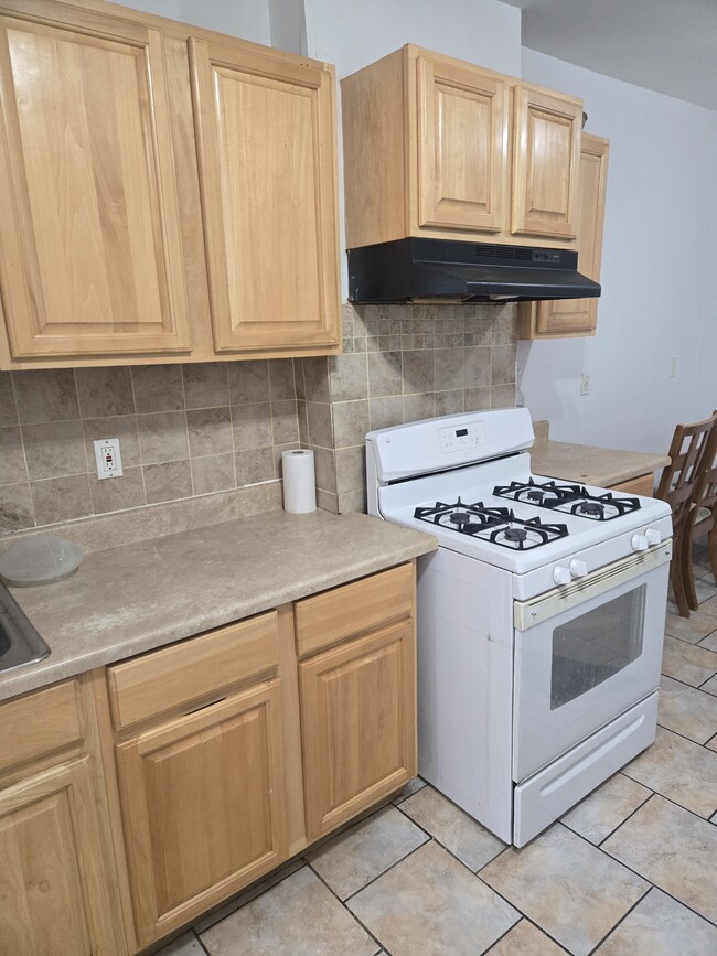 27 E 28th St, Unit Apt 2 in Bayonne, NJ - Foto de edificio - Building Photo