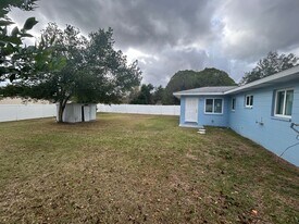 21570 SW Raintree St in Dunnellon, FL - Building Photo