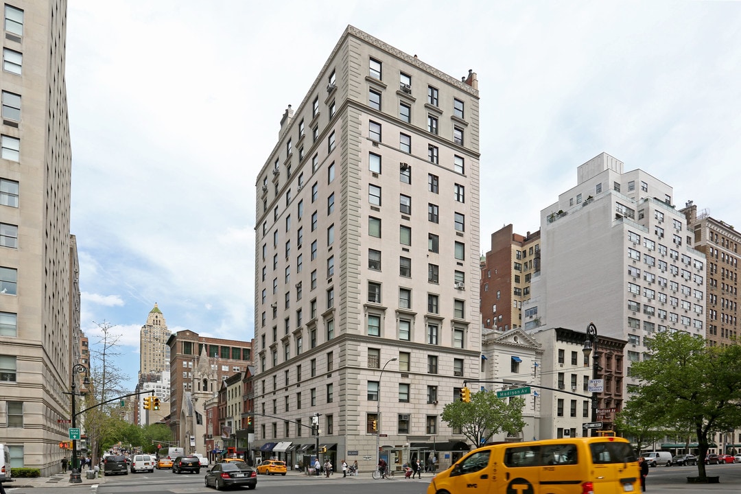895-901 Madison Ave in New York, NY - Building Photo
