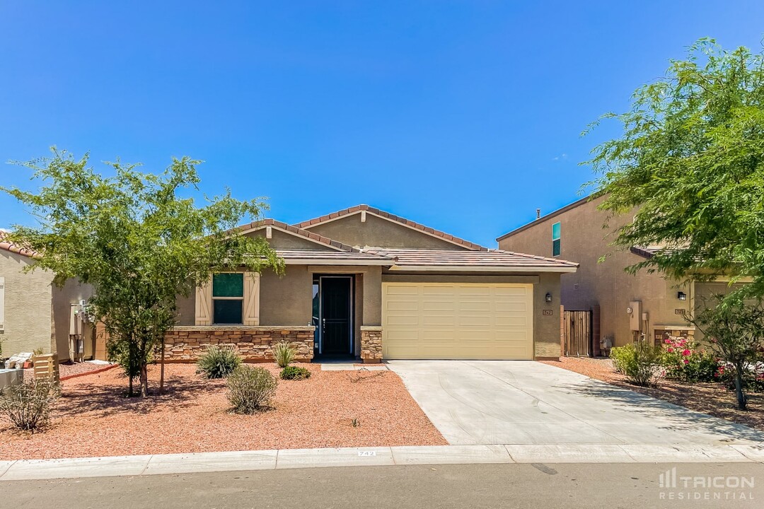 742 Glen Canyon Dr in San Tan Valley, AZ - Foto de edificio