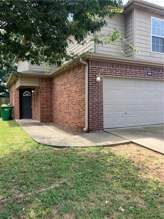 892 Oakwood Ct in Centerton, AR - Building Photo