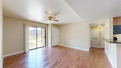 904 University Oaks Blvd in College Station, TX - Foto de edificio - Building Photo