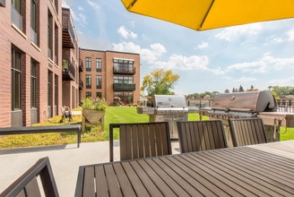 Beaumont Place Apartments in Whitefish Bay, WI - Foto de edificio - Building Photo