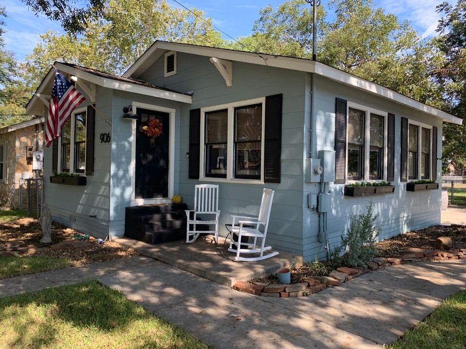 906 Chicago Ave in New Braunfels, TX - Building Photo