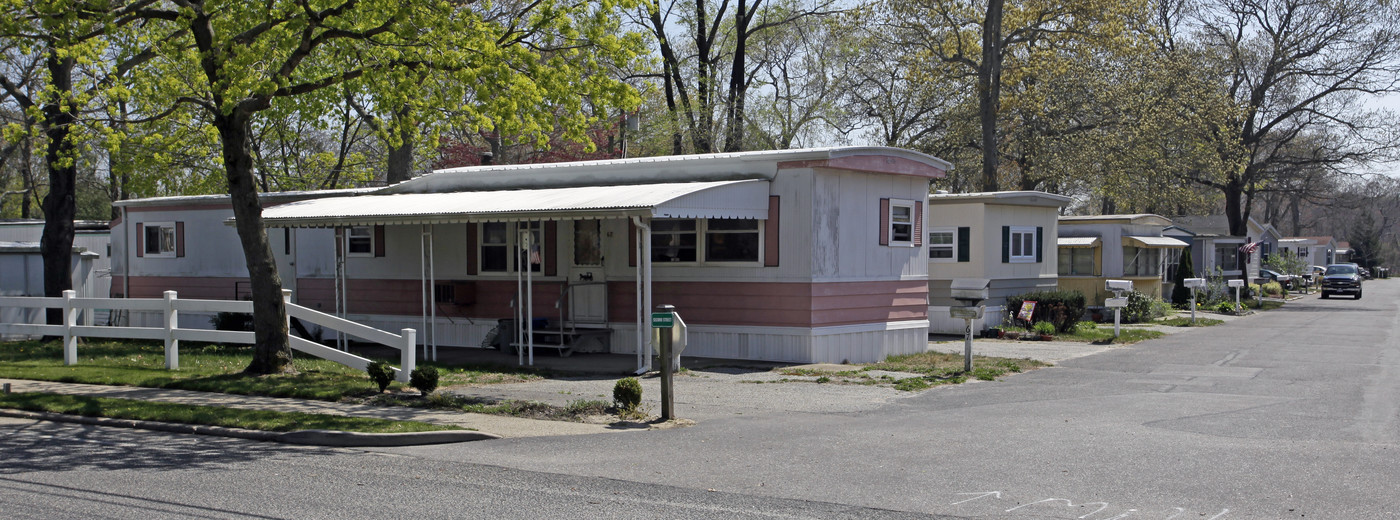 Riverhaven Park in Riverhead, NY - Building Photo