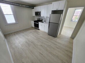 348 W Queen Ln in Philadelphia, PA - Building Photo - Building Photo