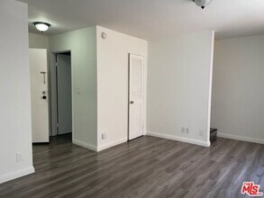 641 Normandie Ave, Unit 6 in Los Angeles, CA - Building Photo - Building Photo