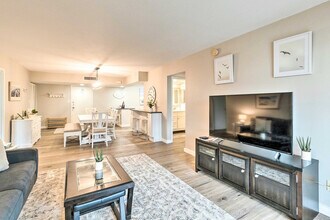 1037 W Peppertree Dr in Sarasota, FL - Building Photo - Building Photo