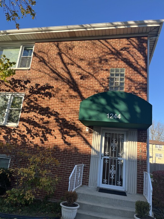 1244 Brown St-Unit -1 in Des Plaines, IL - Building Photo