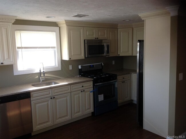 property at 27 Southridge Dr