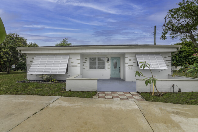 5601 Arthur St in Hollywood, FL - Building Photo - Building Photo