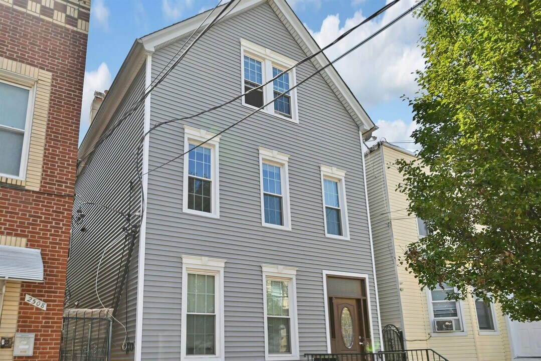 2506 West St in Union City, NJ - Building Photo