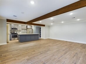 9007 Sharpcrest St in Houston, TX - Foto de edificio - Building Photo