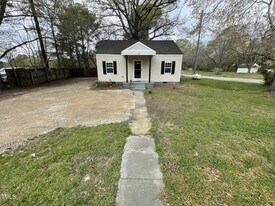 107 N Wakefield St in Zebulon, NC - Building Photo