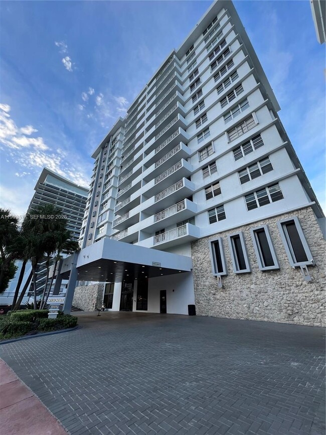 5825 Collins Ave in Miami Beach, FL - Building Photo - Building Photo