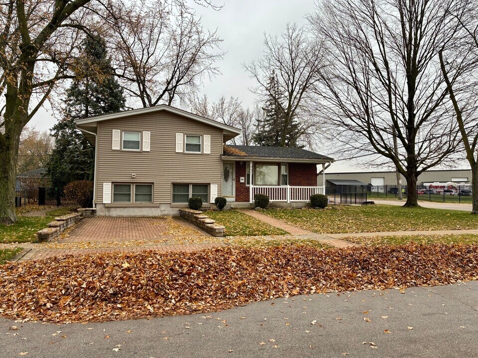 360 Garden Ct in Sycamore, IL - Building Photo