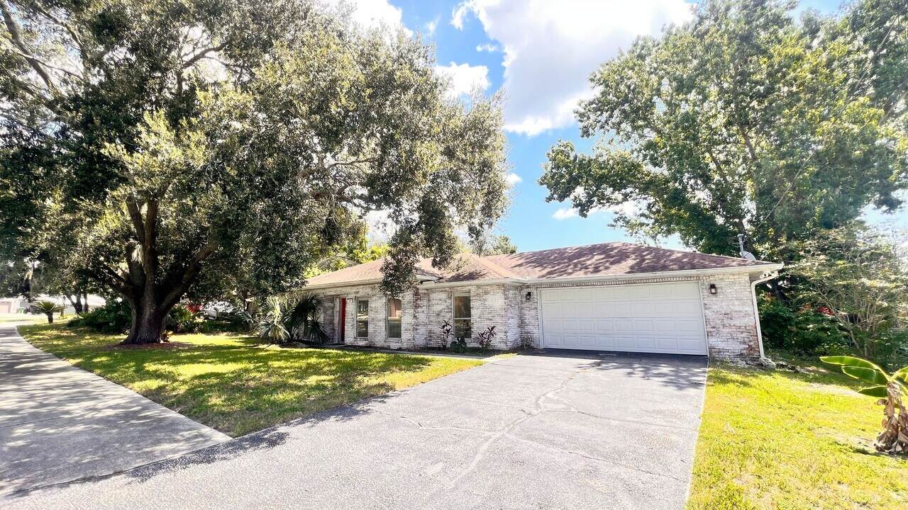 387 Alexander Ave in Deltona, FL - Building Photo