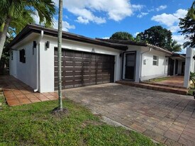 690 NW 68th Ave in Plantation, FL - Building Photo