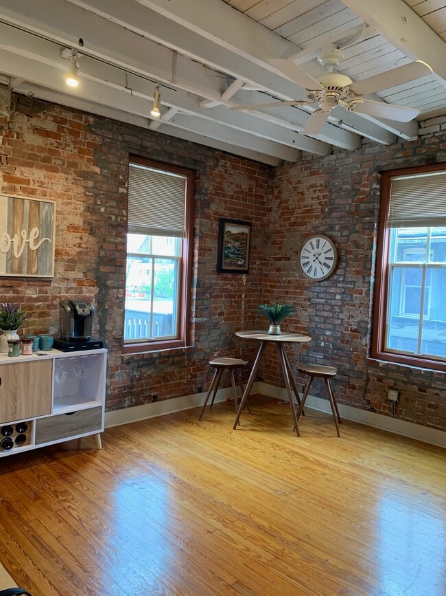 413 Locust St, Unit B in Evansville, IN - Building Photo - Building Photo