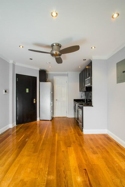 437 W 53rd St in New York, NY - Building Photo