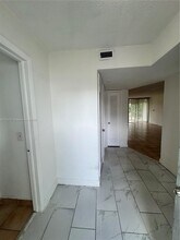 1351 NE 191st St in Miami, FL - Foto de edificio - Building Photo