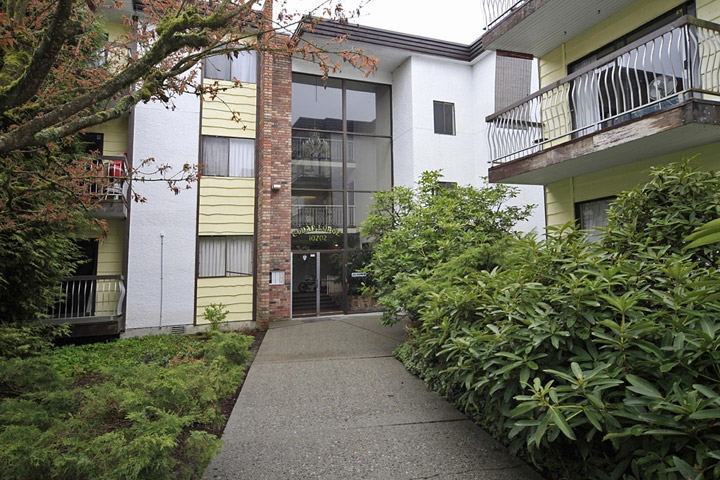 Cedar Lodge Apartments in Surrey, BC - Building Photo